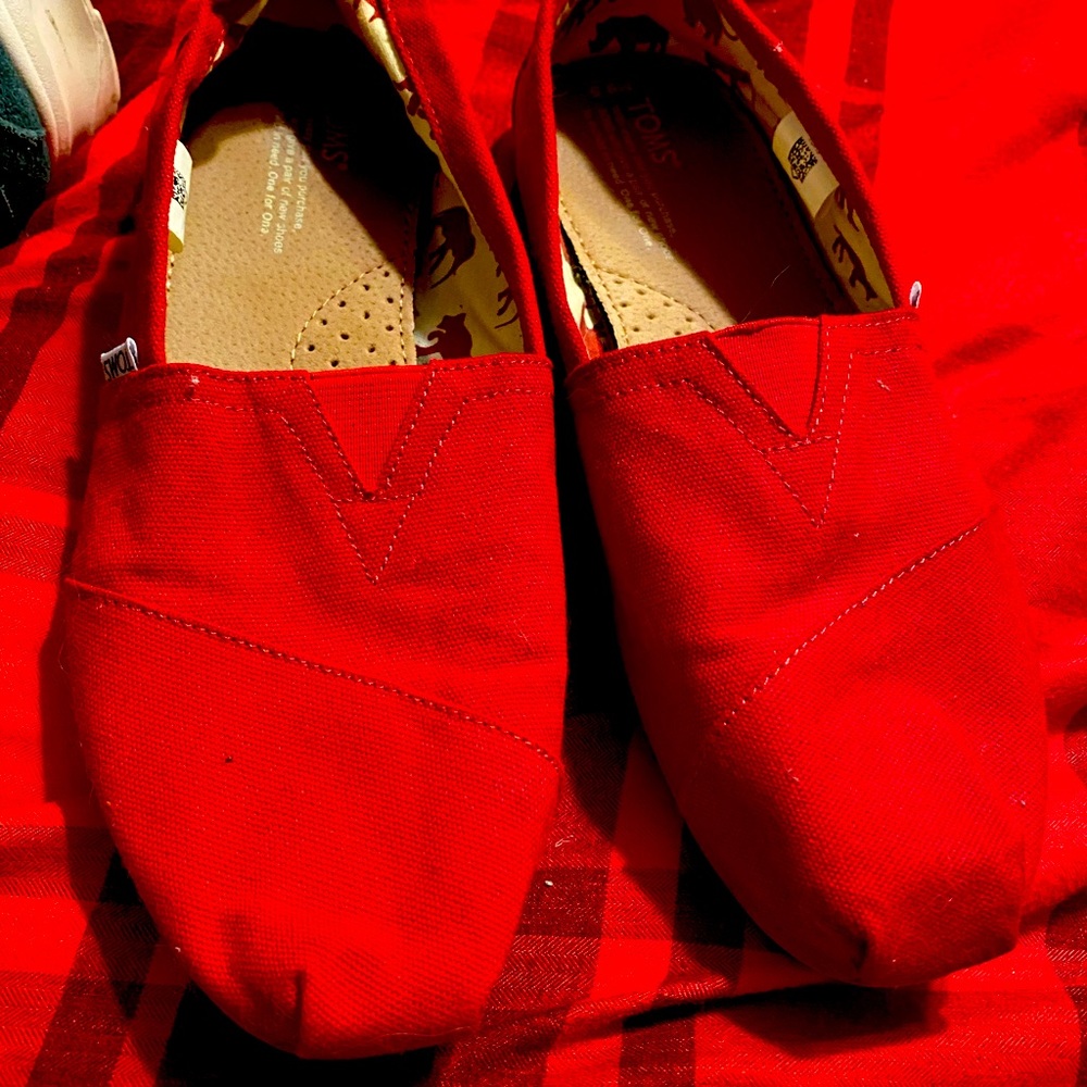 Red men’s Tom’s